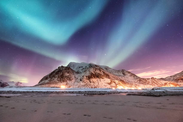 northen lumière au-dessus des montagnes. magnifique paysage naturel de la norvège - tromso lofoten and vesteral islands lofoten norway photos et images de collection