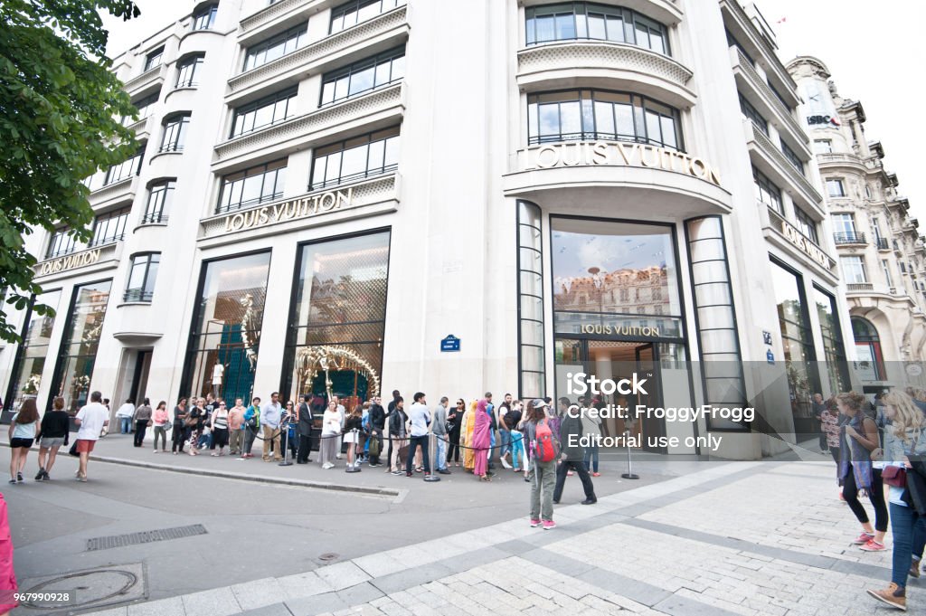 Tourists Outside Louis Vuitton Building Avenue Des Champsélysées