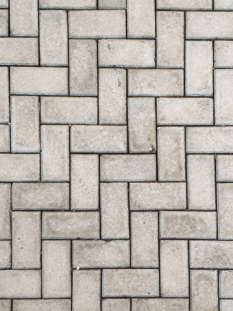 крупным планом прямоугольные бетонные блокы зигзагообразные. - paving stone sidewalk concrete brick стоковые фото и изображения