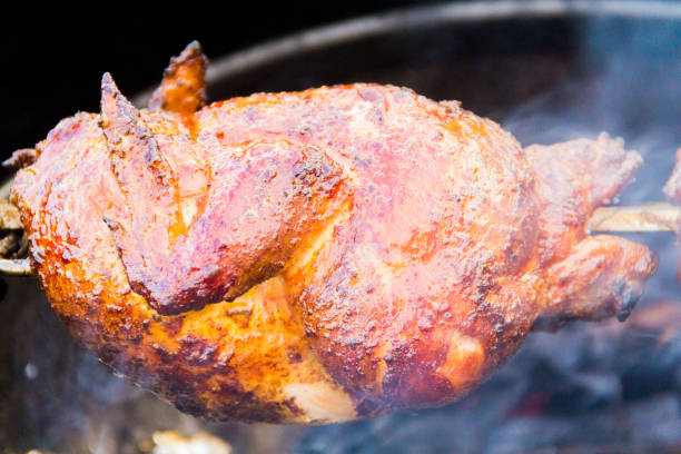 przyprawiony kurczak na grillu czajnikowym grilla - chicken rotisserie roast chicken barbecue grill zdjęcia i obrazy z banku zdjęć