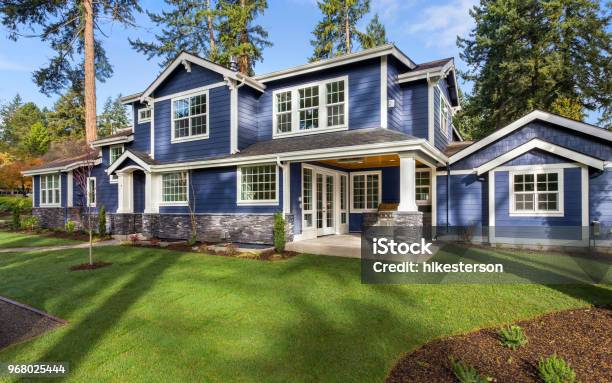 緑の芝生と青い空と明るい晴れた日の美しい豪華な家の外面 - 家のストックフォトや画像を多数ご用意 - 家, 屋外, 外壁