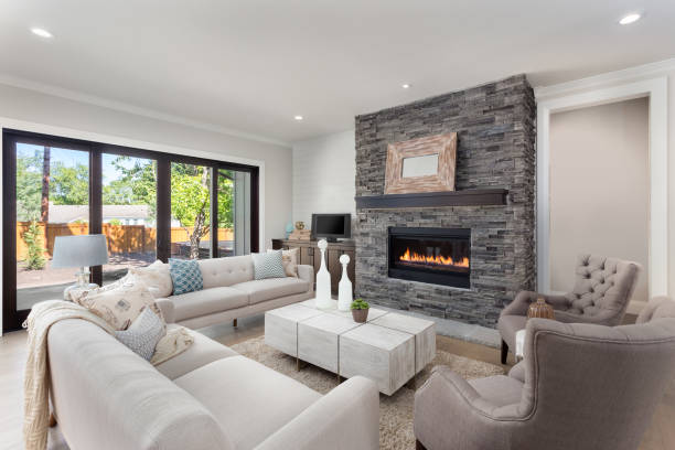 bellissimo interno del soggiorno con pavimenti in legno e camino in una nuova casa di lusso. - modern homes foto e immagini stock