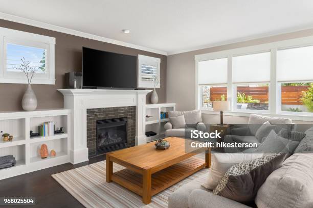 Salón Interior Con Suelos De Madera Y Chimenea En La Casa Nueva De Lujo Foto de stock y más banco de imágenes de Cuarto de estar