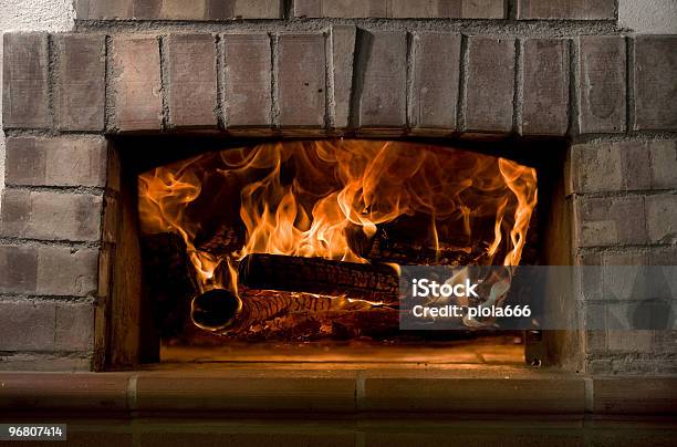 暖かい暖炉 - 暖炉の火のストックフォトや画像を多数ご用意 - 暖炉の火, 正面から見た図, 配置する