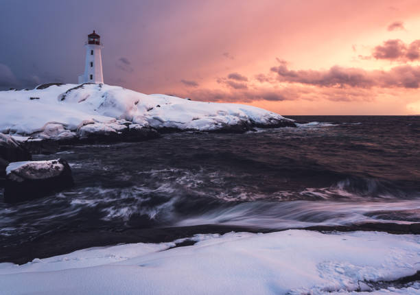 冬季の夕暮れ  - lighthouse scenics winter peggys cove ストックフォトと画像