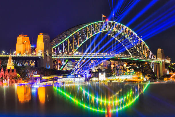 sy vivid 18 br arch reflect rays - sydney australia the rocks city australia imagens e fotografias de stock