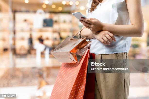 쇼핑 개념입니다 여자 쇼핑 가방 스마트 휴대 전화를 사용 하 여입니다 소매-소비자주의에 대한 스톡 사진 및 기타 이미지 - 소매-소비자주의, 쇼핑, 여자
