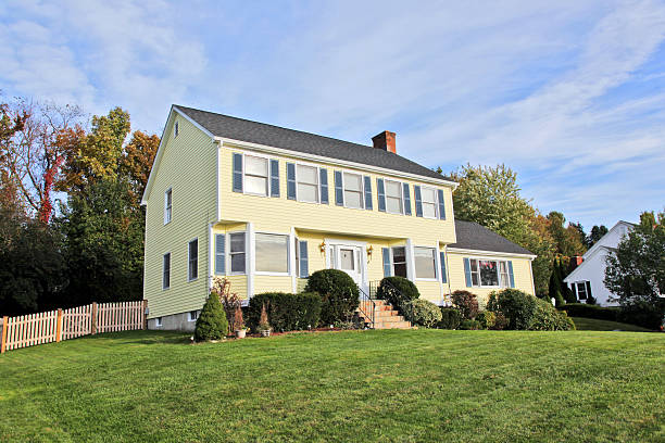 Amarillo de Nueva Inglaterra casa colonial - foto de stock