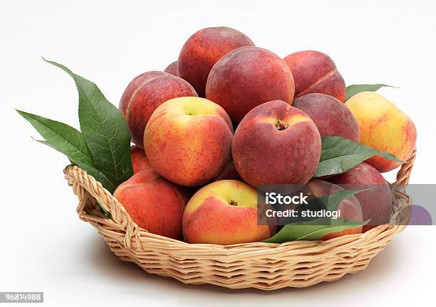 Duraznos Con Hojas Foto de stock y más banco de imágenes de Cesta - Cesta, Melocotonero, Melocotón