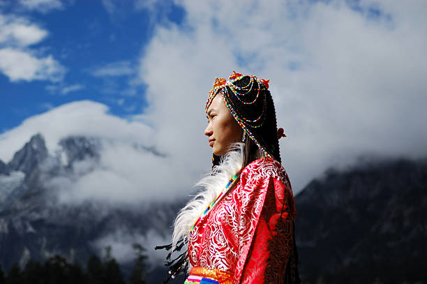 tibet frau - tibetan culture stock-fotos und bilder