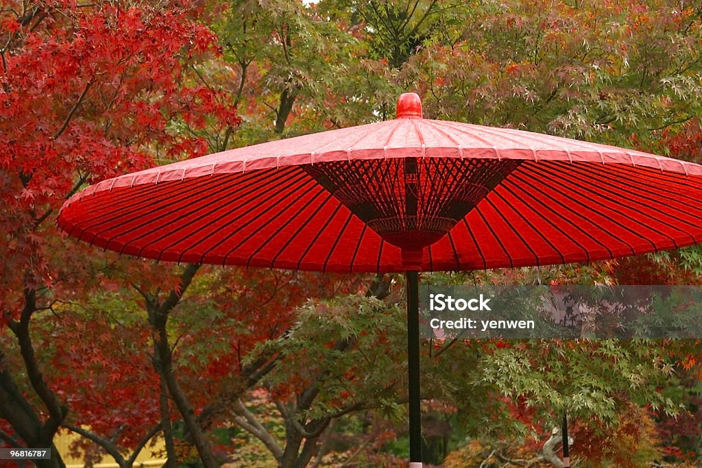 Parapluie rouge du Japon en couleurs automnales - Photo de Asie libre de droits