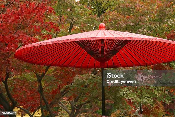 Photo libre de droit de Parapluie Rouge Du Japon En Couleurs Automnales banque d'images et plus d'images libres de droit de Asie - Asie, Automne, Culture asiatique du sud-est