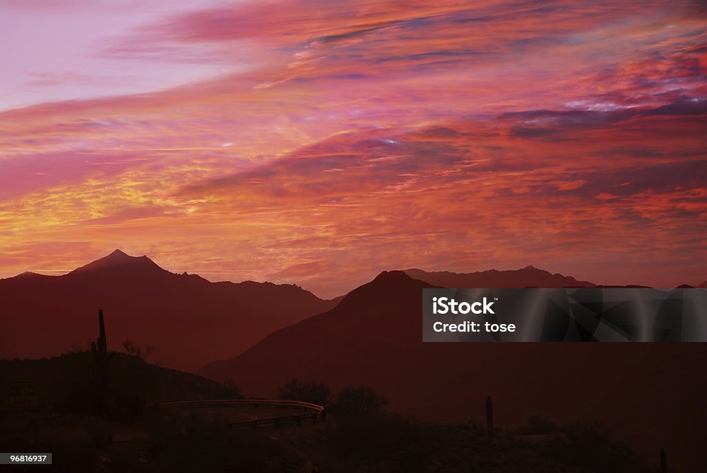 Laranja e vermelho pôr do sol no deserto - Foto de stock de Arizona royalty-free