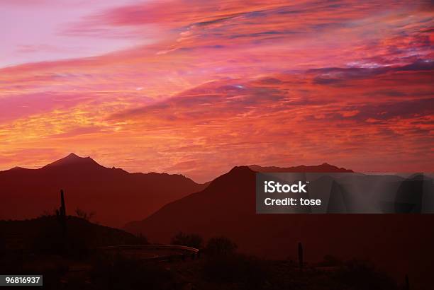 Foto de Laranja E Vermelho Pôr Do Sol No Deserto e mais fotos de stock de Arizona - Arizona, Colorido, Cordilheira