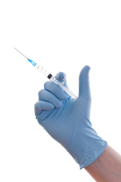 main d'un médecin avec la seringue - cold and flu vaccination injecting aids photos et images de collection