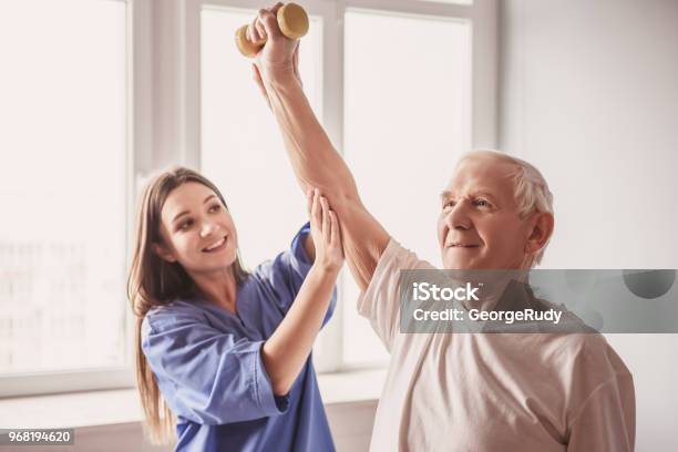 Alter Mann Im Krankenhaus Stockfoto und mehr Bilder von Physiotherapie - Physiotherapie, Alter Erwachsener, Senioren - Männer