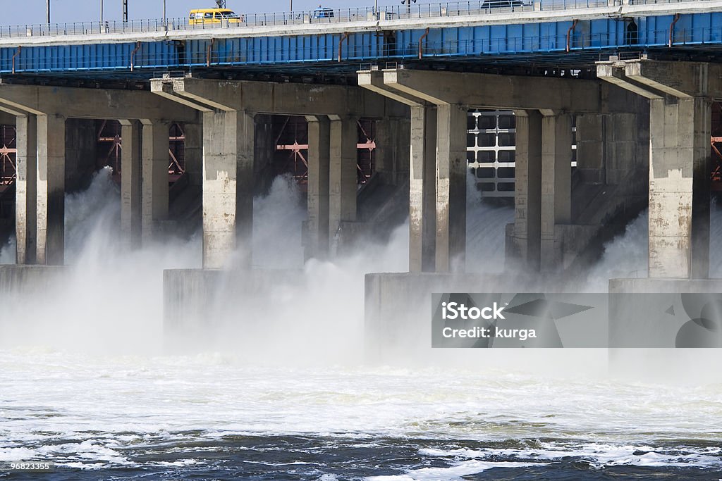 Reset de agua en hidroelectric power station sobre río - Foto de stock de Agua libre de derechos