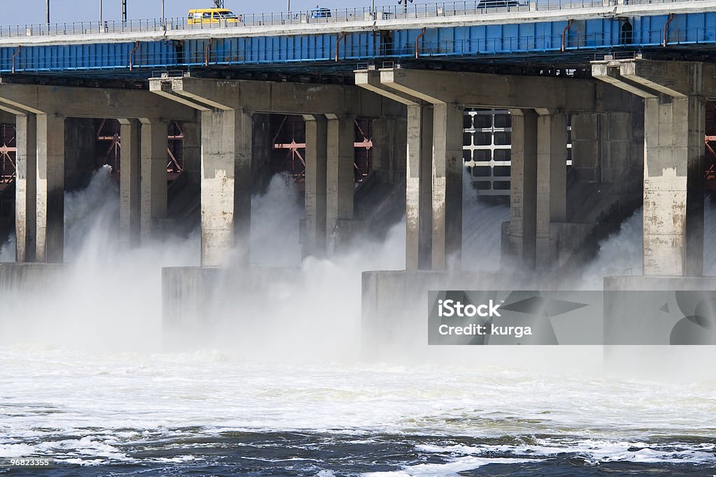 Réinitialiser hidroelectric de l'eau à la centrale électrique sur la rivière - Photo de Alimentation électrique libre de droits