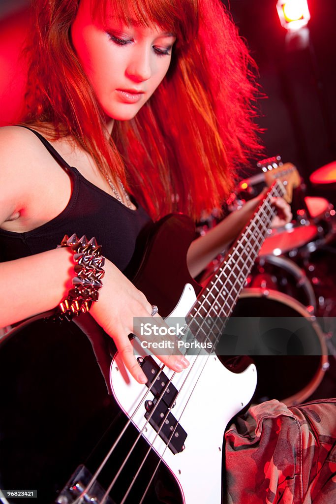 Bella mujer con instrumento musical - Foto de stock de Acorde libre de derechos