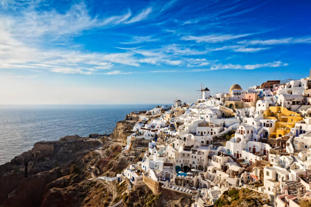 dorf oia auf santorin mit berühmten kirchen, griechenland - hat oia europe vacations stock-fotos und bilder