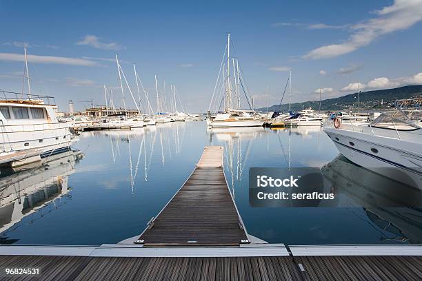 Marina - Fotografias de stock e mais imagens de Beira d'Água - Beira d'Água, Cais - Frente ao mar, Calçada