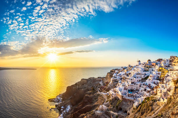 blick auf den sonnenuntergang der insel santorini, oia - griechenland - santorini greece oia sunset stock-fotos und bilder