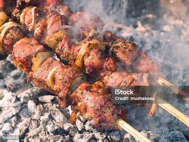 Kebabs Kochen Am Grill Stockfoto und mehr Bilder von Am Spieß gebraten - Am Spieß gebraten, Bratspieß, Farbbild