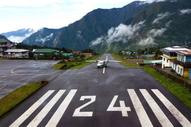 small plane landing at the "tenzing-hillary" airport in lukla, everest base camp trek, nepal - lukla imagens e fotografias de stock