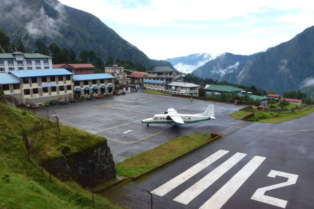 petit avion atterrissant à l’aéroport de « tenzing-hillary » à lukla, everest base camp trek, népal - lukla photos et images de collection
