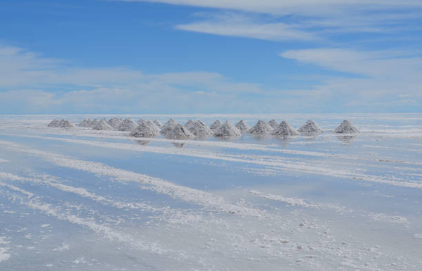 salzgewinnung in der salar de uyuni (bolivien) - salar stock-fotos und bilder