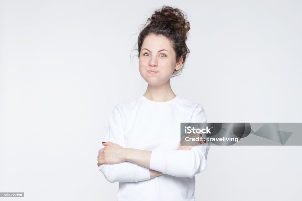 Nahaufnahme der OfCaucasian Fermale mit funky Haare weht Wangen - Lizenzfrei Atelier Stock-Foto