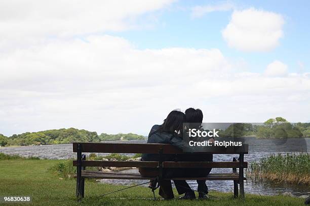 Paar In Liebe Auf Irish Bank Stockfoto und mehr Bilder von Paar - Partnerschaft - Paar - Partnerschaft, Verwaltungsbezirk County Kerry, Abenteuer