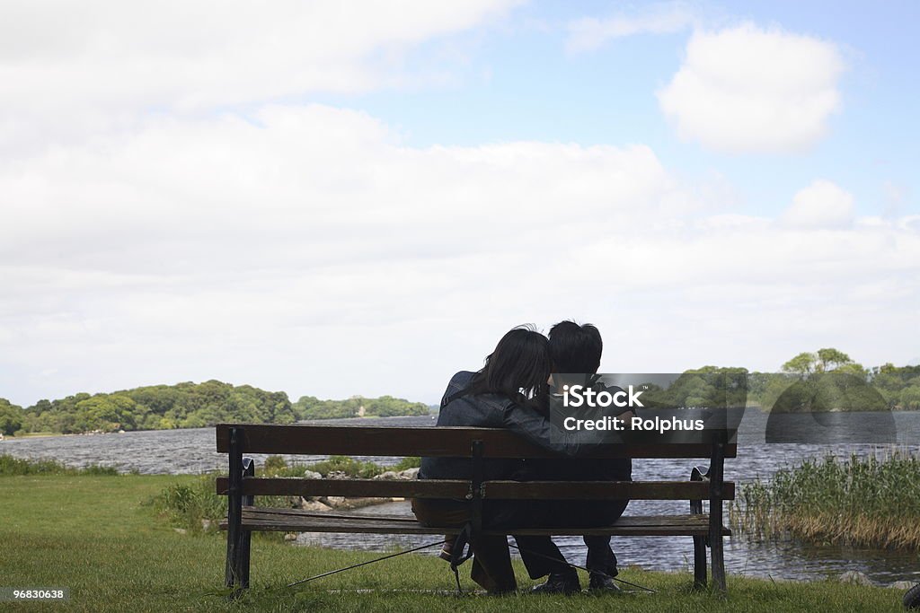 Pareja en el amor sobre el banco irlandés - Foto de stock de Condado de Kerry libre de derechos