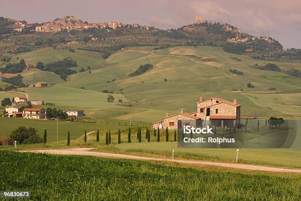 Paese Vita In Orcia Valley - Fotografie stock e altre immagini di Agricoltura - Agricoltura, Albero, Ambientazione tranquilla