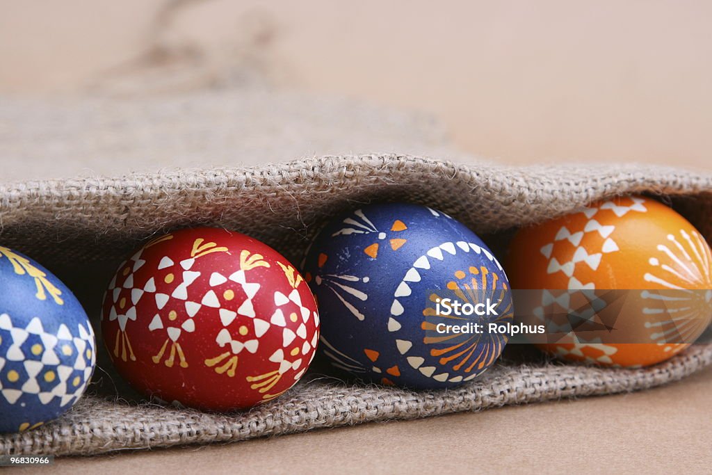 Em busca de ovos de Páscoa coloridos - Foto de stock de Arranjo royalty-free