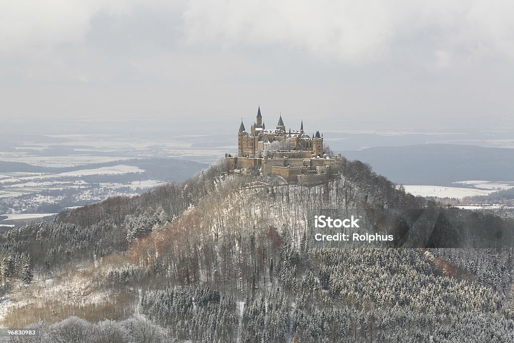 Grande Castelo de Hohenzollern, em no outono e inverno - Foto de stock de Castelo de Hohenzollern royalty-free