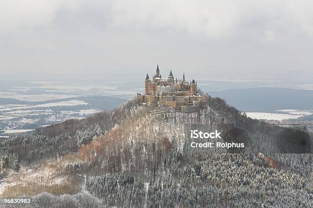 Foto de Grande Castelo De Hohenzollern Em No Outono E Inverno e mais fotos de stock de Castelo de Hohenzollern