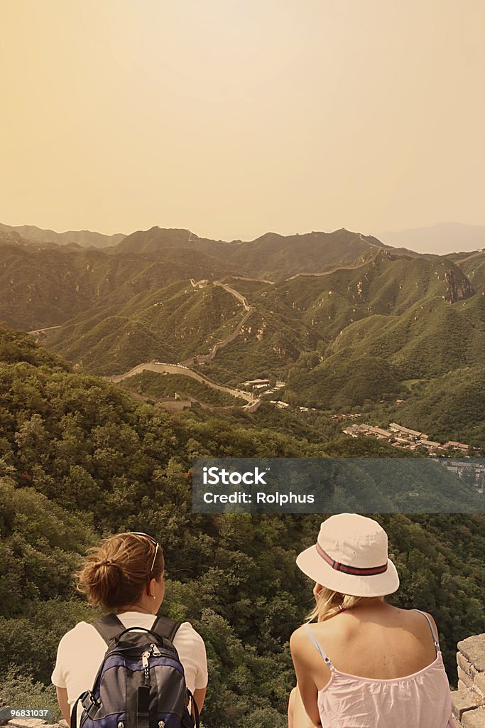 Les touristes étrangers en regardant la Grande Muraille de Chine - Photo de Grande Muraille de Chine libre de droits