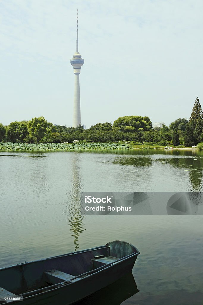 Torre de Rádio de Beijing no Lake - Foto de stock de Alto - Descrição Geral royalty-free