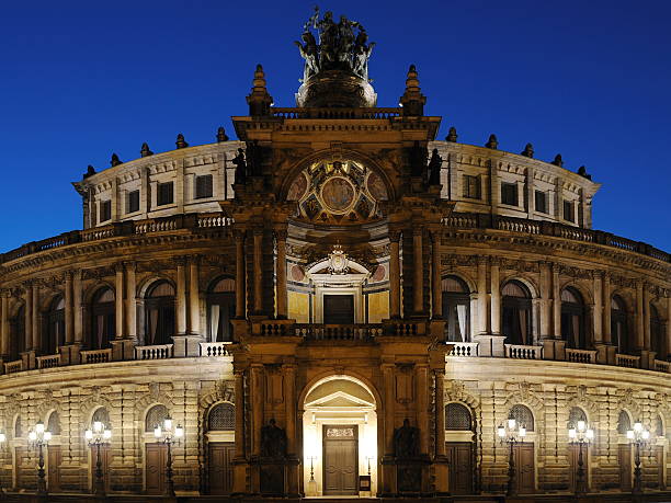 opera house semperoper front dresden blue hour - semperoper dresden stockfoto's en -beelden