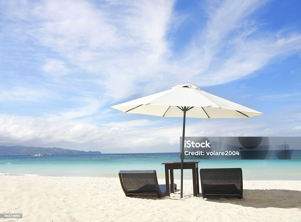 Стул�ья и зонтик на песчаном пляже - Стоковые фото Без людей роялти-фри