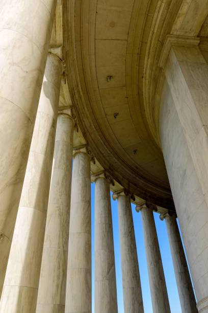 мраморные столбы мемориала джефферсона, вашингтон - law legal system column sky стоковые фото и изображения