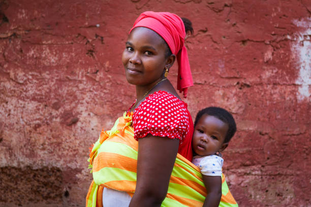 母親とギニアビサウの都市の cupelon ・ デ ・ シーマの近所で彼女の赤ん坊の娘の肖像画 - africa african descent women poverty ストックフォトと画像