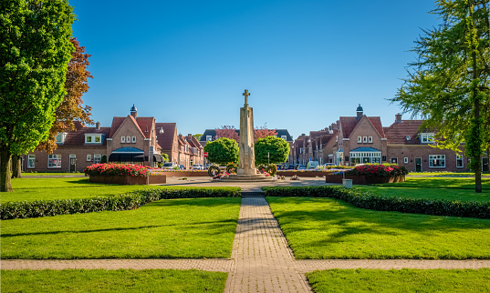 The E. Van Dronkelaarsquare in Almelo is famous for its Monument for the Fallen (1951) where every year on the fourth of May the 400 war victims of the Second World War from Almelo are remembered