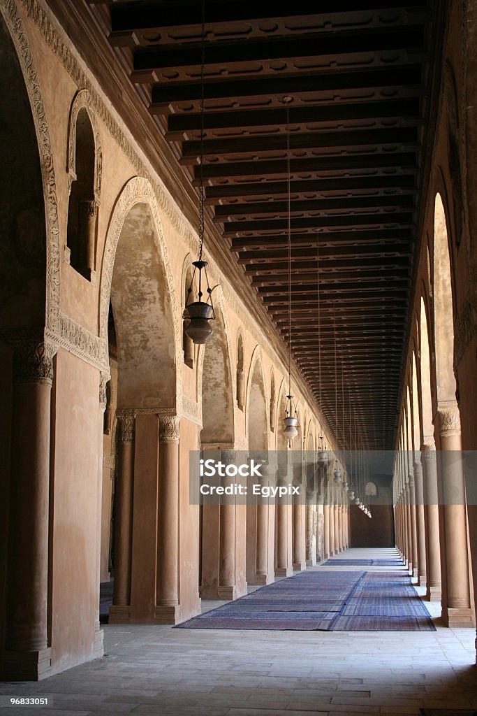 Мечеть Touloun в Каире - Стоковые фото Арка - архитектурный элемент роялти-фри
