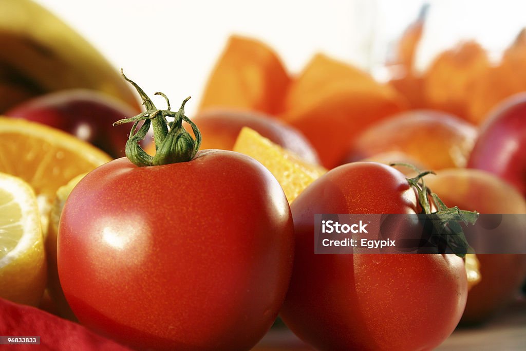 Pomodori e casco di frutta - Foto stock royalty-free di Alimentazione sana