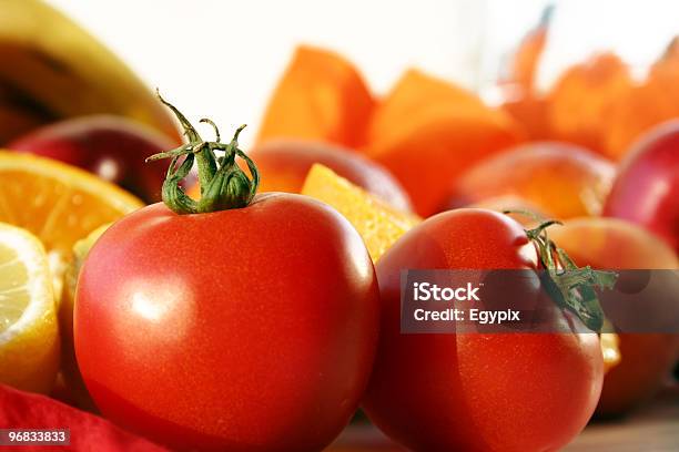 Pomidory I Pęk Owoców - zdjęcia stockowe i więcej obrazów Banan - Banan, Bez ludzi, Biały