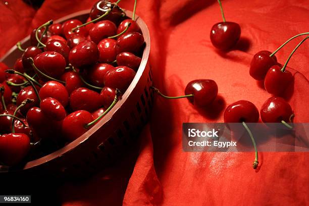 Photo libre de droit de Cherries Fruits Sur Rouge banque d'images et plus d'images libres de droit de Aliment - Aliment, Au-dessus de, Brillant