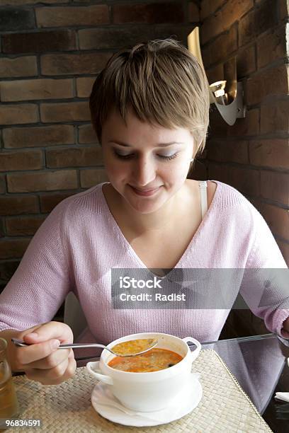 Photo libre de droit de Femme Mange La Soupe banque d'images et plus d'images libres de droit de 25-29 ans - 25-29 ans, Adulte, Aliment