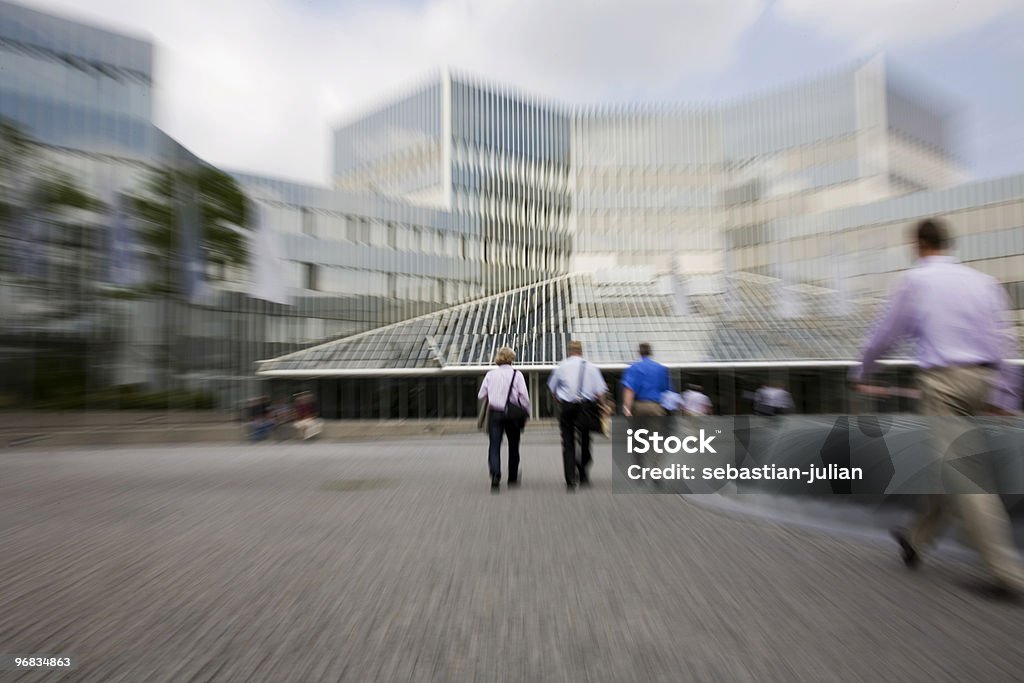 Los trabajadores en su forma de trabajo XL - Foto de stock de Complejo de oficinas libre de derechos